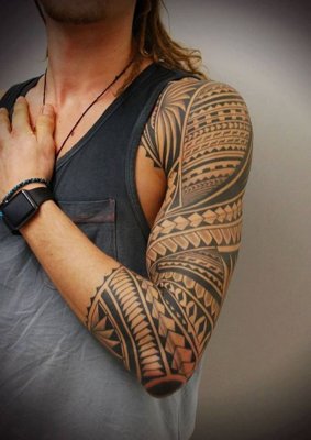  Tatouage maori, polynésien de tout le haut du bras